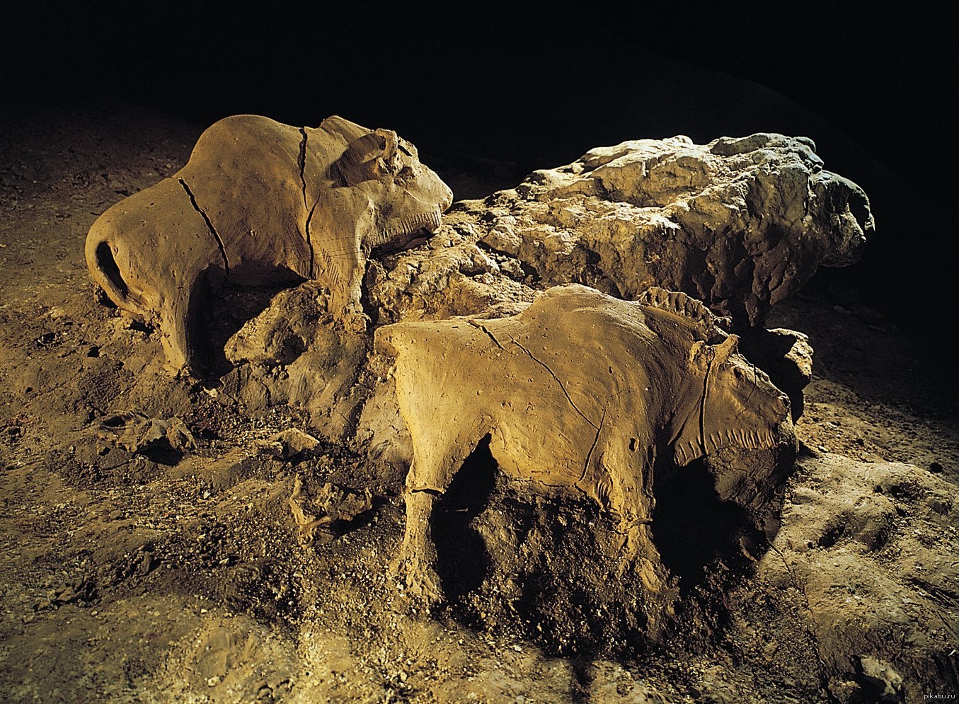 Задолго до нашей эры. Тюк д Одубер пещера. Пещера тюк д Одубер бизоны. Пещеры тюк д’Одубер и Монтеспан. Пещера Монтеспан скульптура.