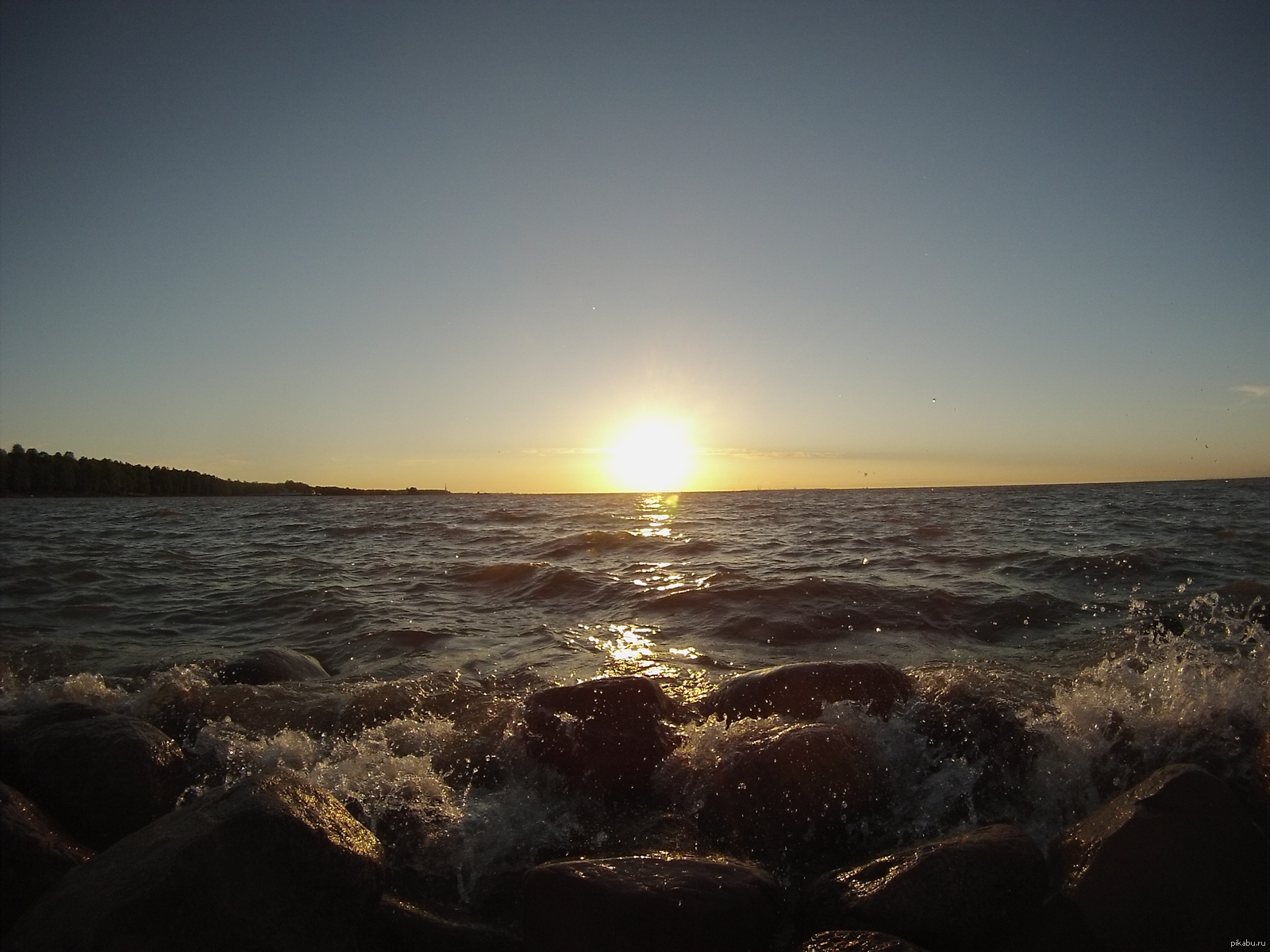 Финский залив соленая вода. Финский залив вечером. Репино вечер залив. Александров залив вечером. Супер волны на Восходе солнца финского залива.