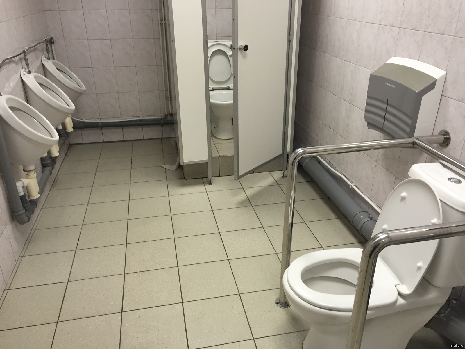 Туалет лаборатория бесплатная версия. Туалетная комната для инвалидов. Санузел для инвалидов. Унитаз для инвалидов. Туалетная кабинка для инвалидов.