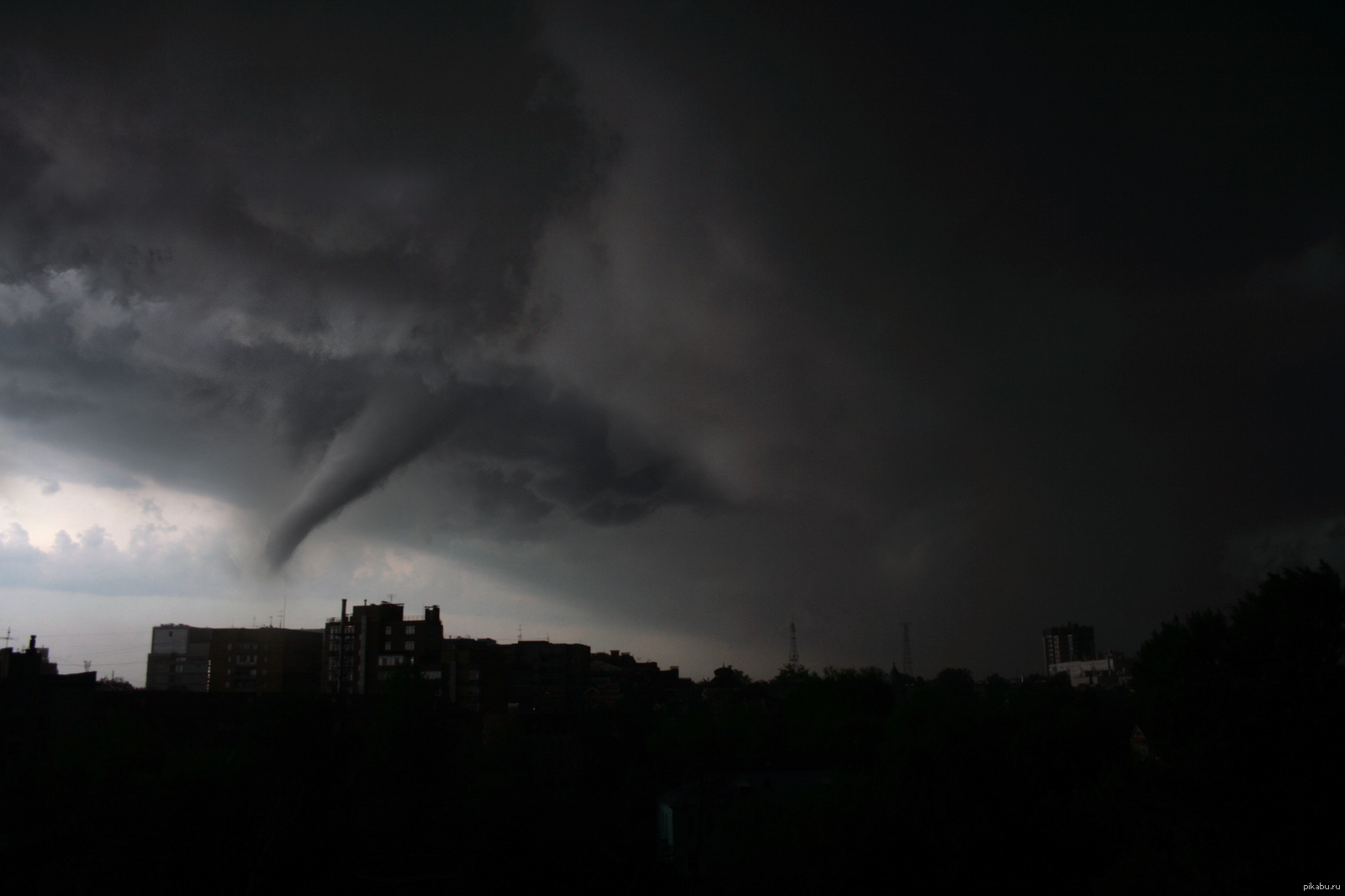 смерч в нижнем. смерч в сыктывкаре 2022. ураган в нижнем новгороде. смерч в нижнем новгороде в 2022. смерч в нижнем.