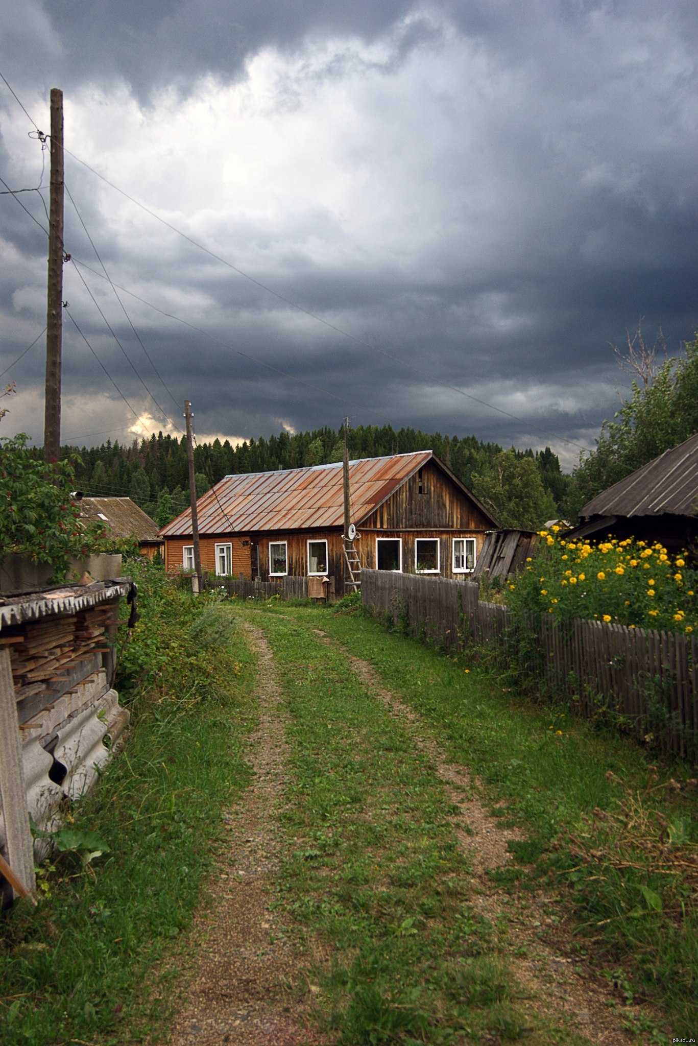 Какая жизнь в деревне. Зейнилер деревня. Дорога в деревне. Деревни России. Дорога деревья.