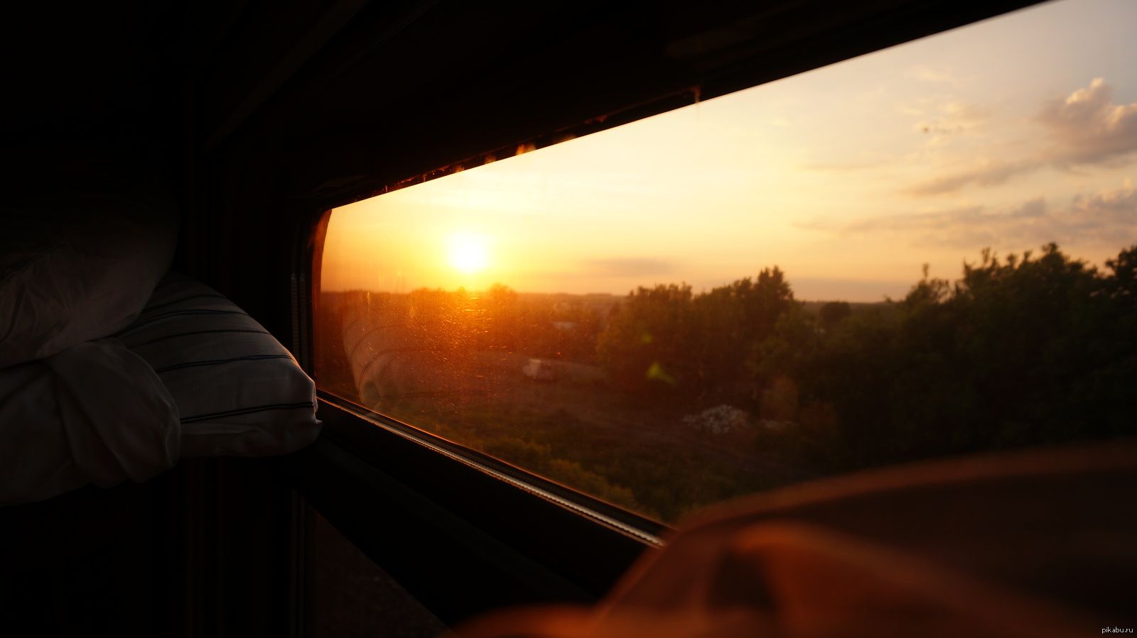 Дорога домой вечером. Виз из окна поезде ночью. Вид из окна поезда. Окно поезда. Красивый вид из поезда.