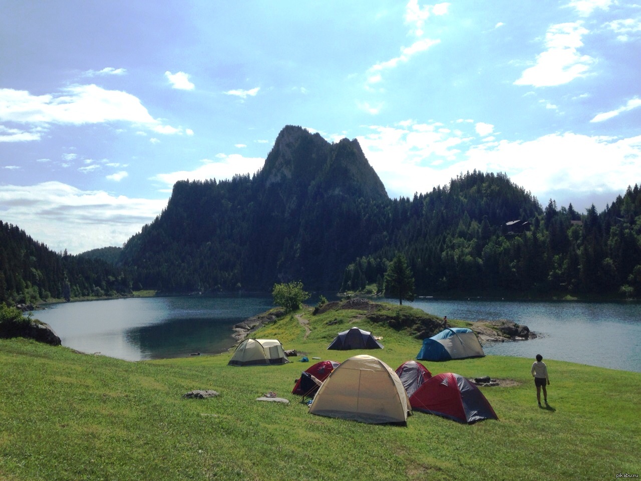 Где можно отдохнуть на озерах. Телецкое озеро Алтай с палаткой. Горный Алтай палаточный городок. Горный Алтай Чемал кемпинг с палаткой. Озеро Танай.
