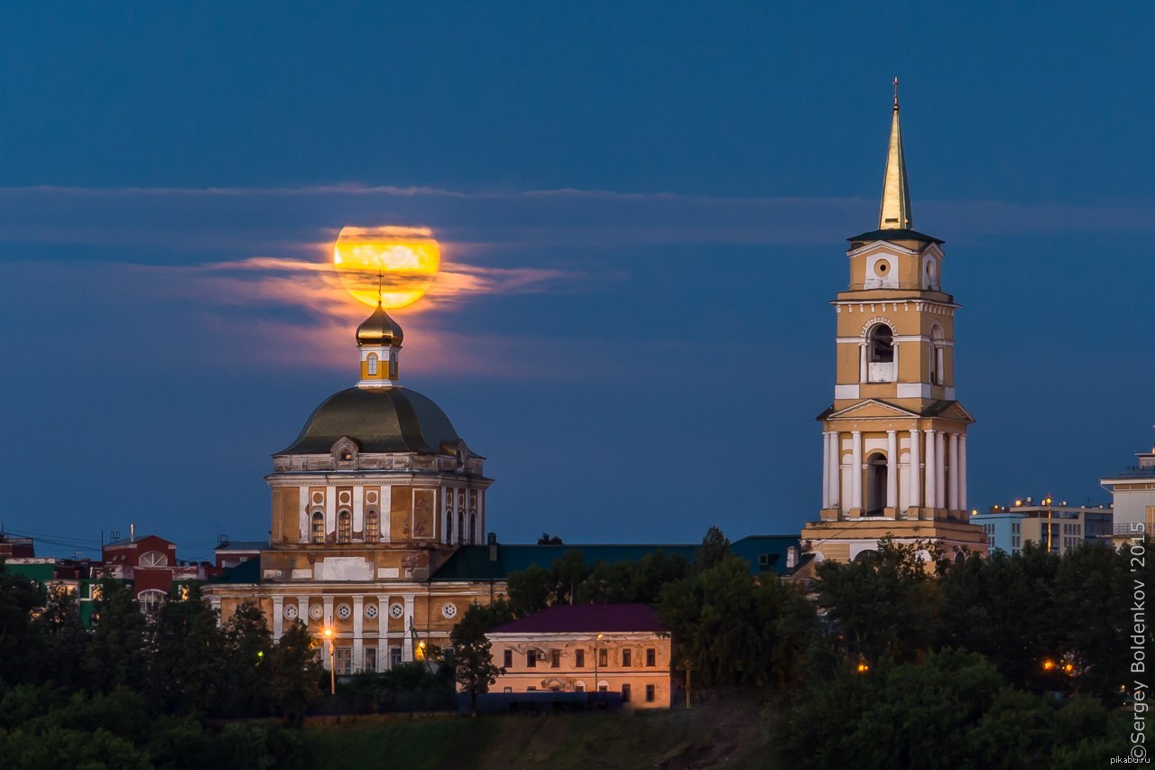 Пермская галерея. Спасо-Преображенский собор Пермь. Художественная галерея Пермь. Вид на кафедральный собор с Камы в Перми. Пермь Кама галерея.