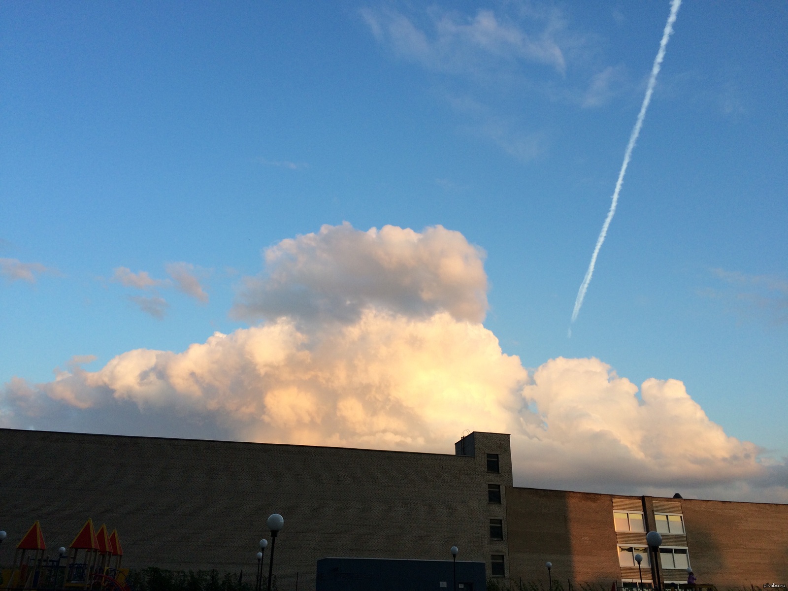 небо над воронежем. небесная радость химтрейлы. в небе над старым осколом. боеголовка инверсионный след. в небе над старым осколом.