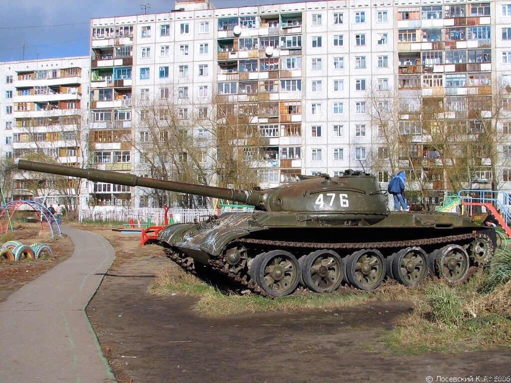 Стоим танки. Т-62 во дворе в Омске. Т34 в Омске во дворе. Омск танк во дворе. Танк т 34 во дворе.