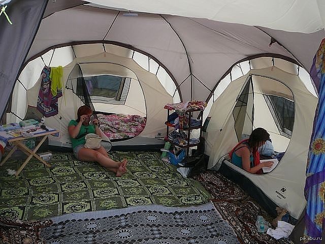 В 3 палатках жили