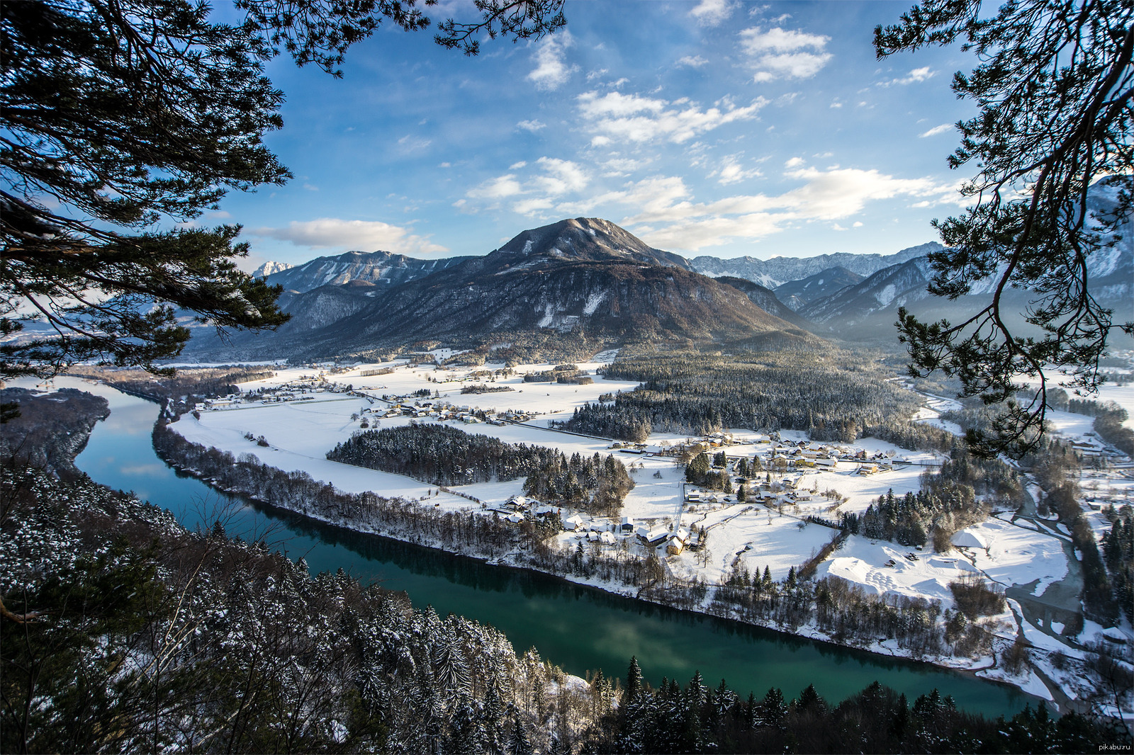 Вирустол. Горы зима. Зимний пейзаж горы. Горное озеро в Альпах. Зимний ландшафт.