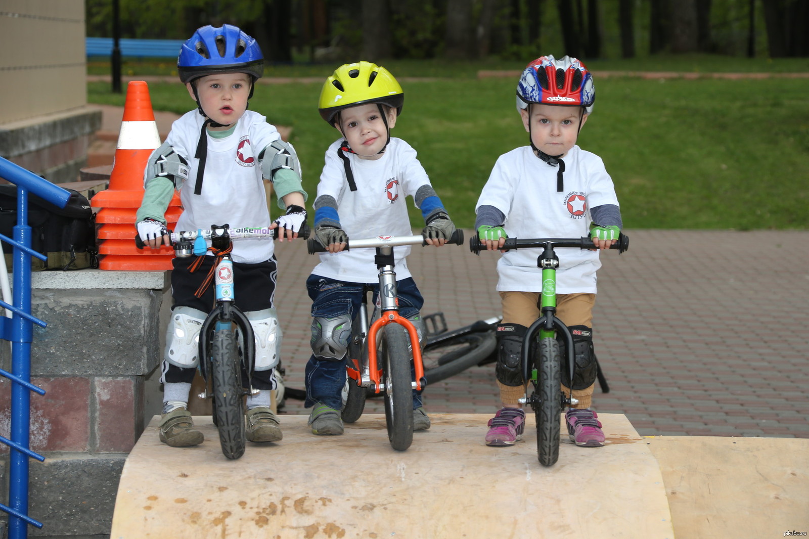 Дети катаются на беговеле. Дети с велосипедом. Дети катаются на велосипеде. Велосипед для дошкольников. Экипировка велосипедиста для детей.