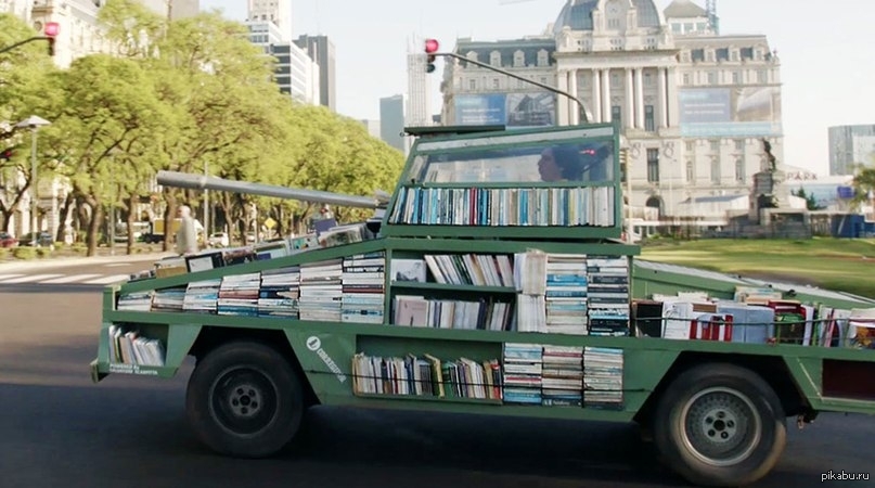 Car library. Аргентинский художник Рауль Лемесофф. Библиотека на танке Аргентина. Книжная машина. Книжный автомобиль.