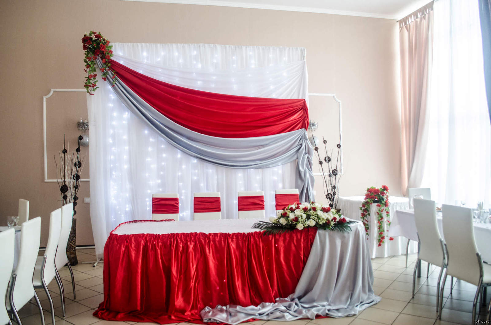 свадебное оформление зала в красном цвете