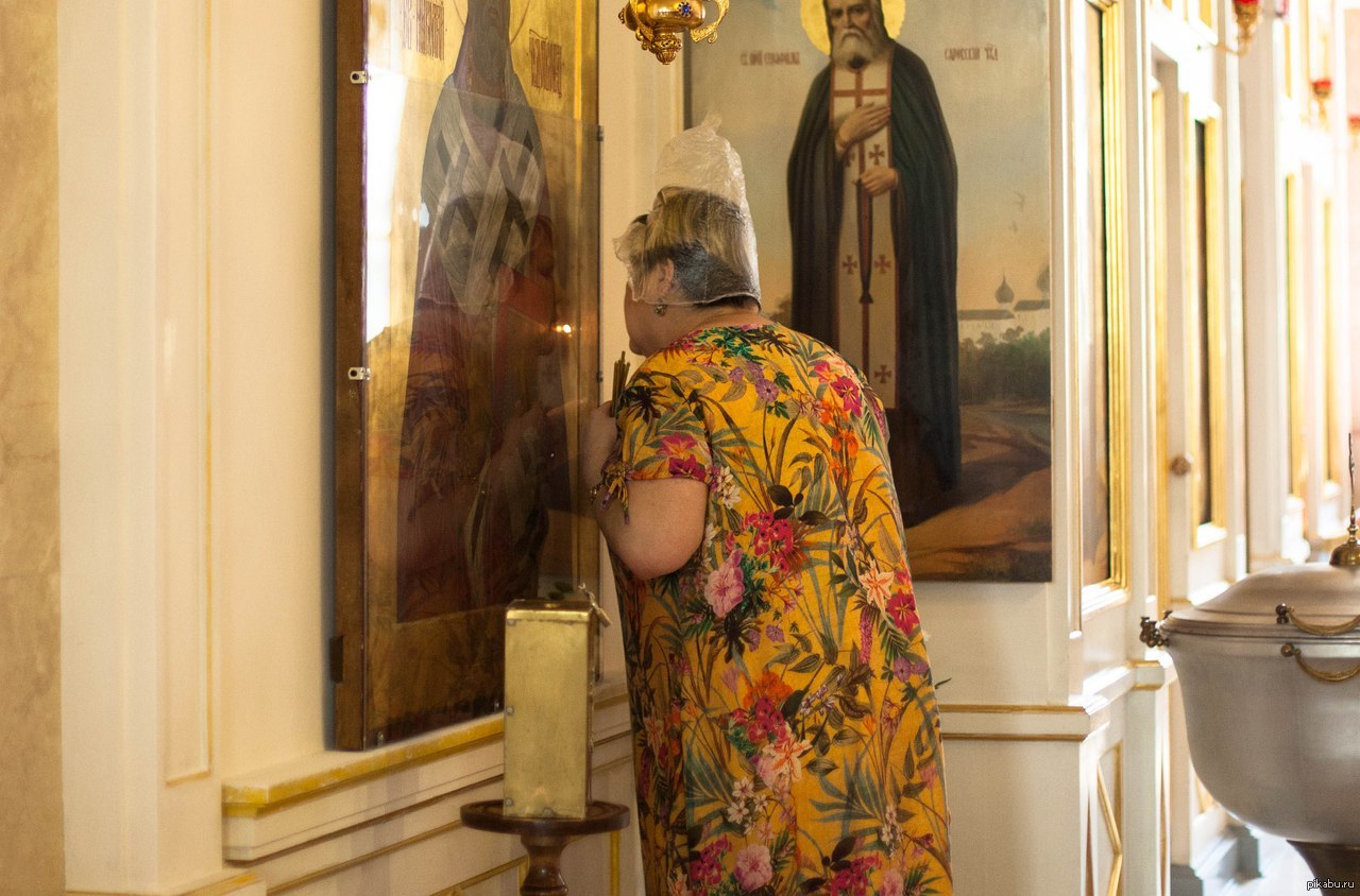 Храм нельзя. Женщина в храме с непокрытой головой. Покрытая голова в церкви. Тетеньку в церкви. На голову в Церковь.