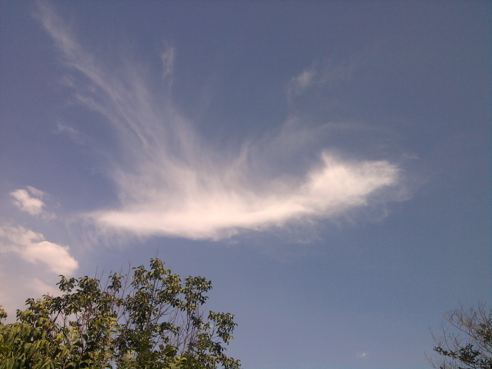 Причудливые облака в небе фото