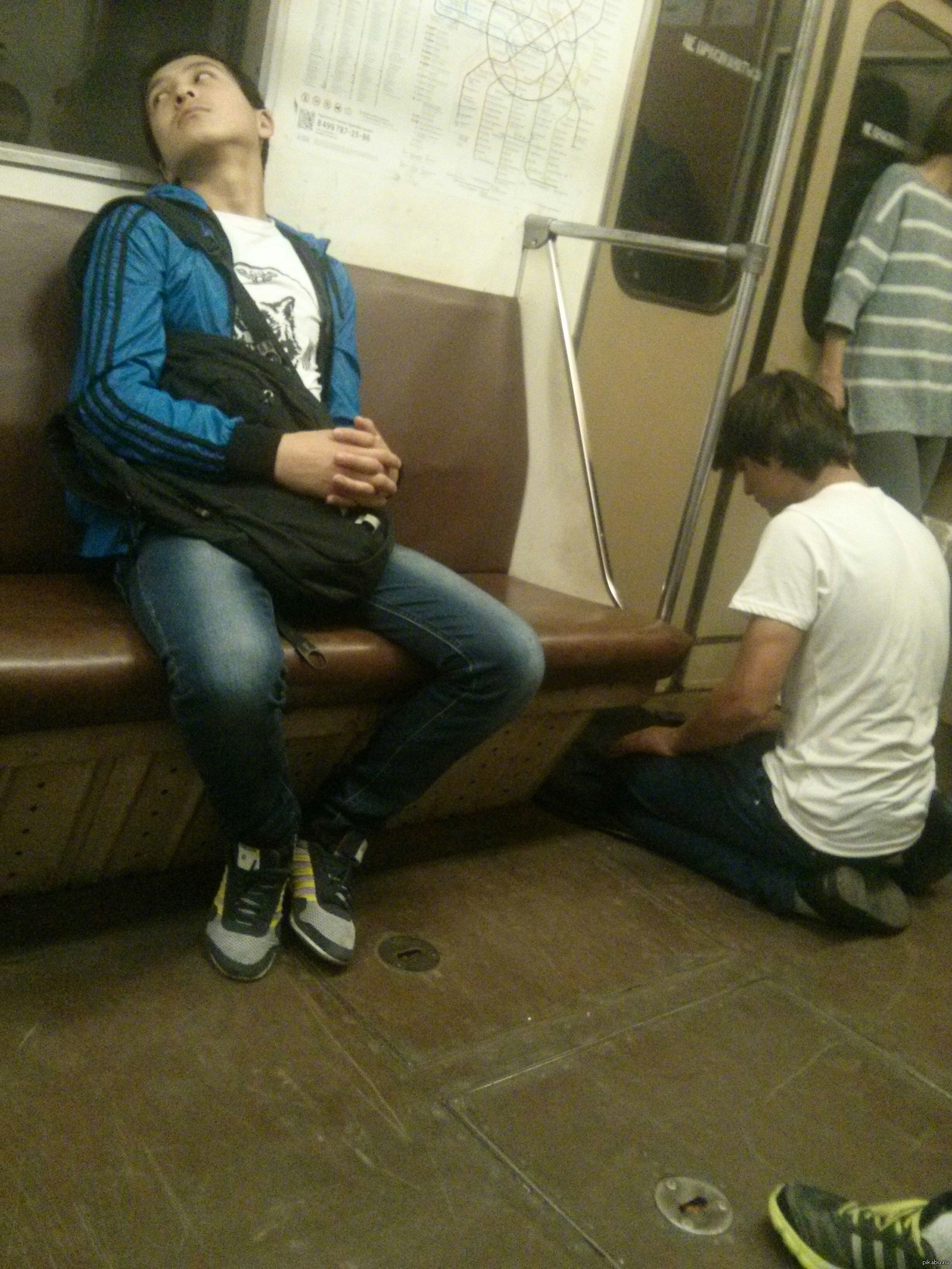 Мигранты в Московском метро