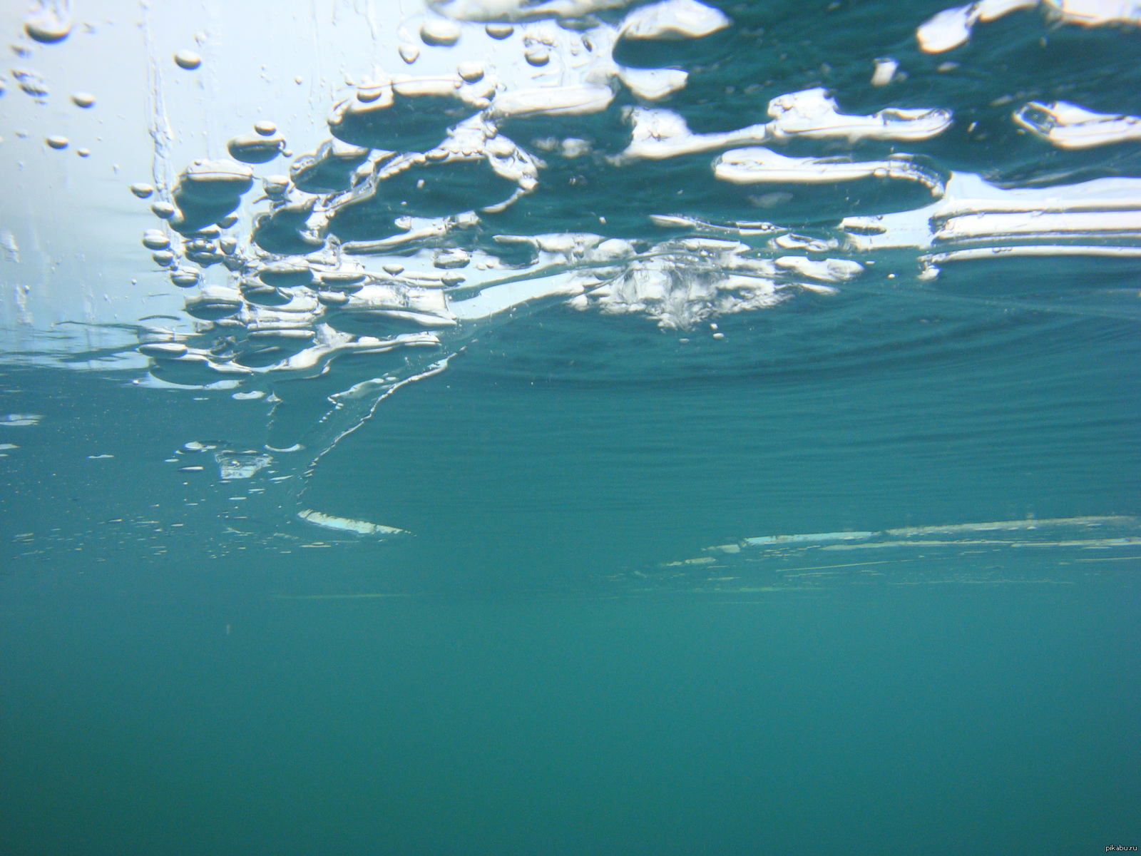 От поверхности воды 5 м. Поверхность воды. Под поверхностью воды. Под водой. Вид из воды на поверхность.