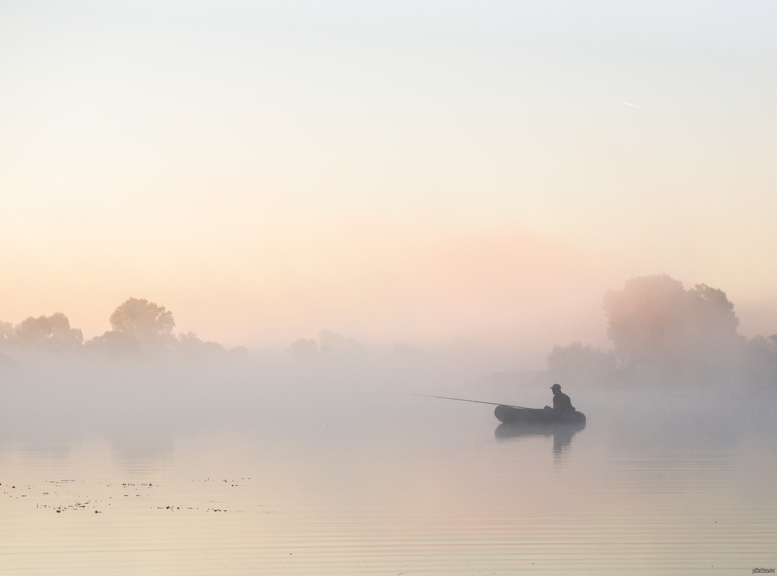 Штиль туман. Лодка в тумане. Утренний туман. Туманный рассвет. Рыбак на лодке в тумане.