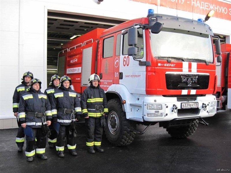 Пожарная рядом. Пожарная охрана. Пожарная машина ман. Пожарные автомобили Санкт-Петербурга. Пожарный около пожарной машины.