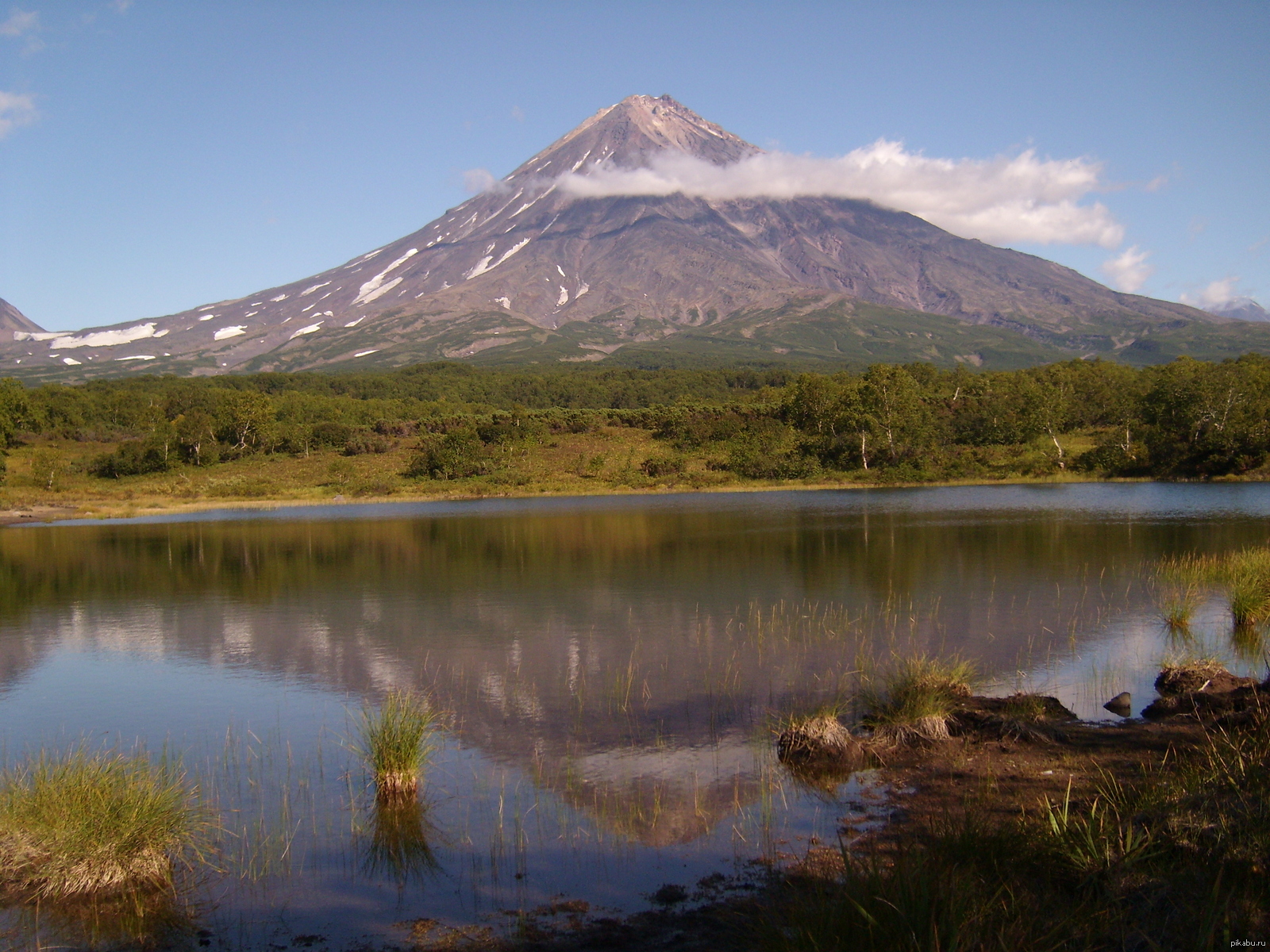 Озеро у подножия вулкана Камчатка