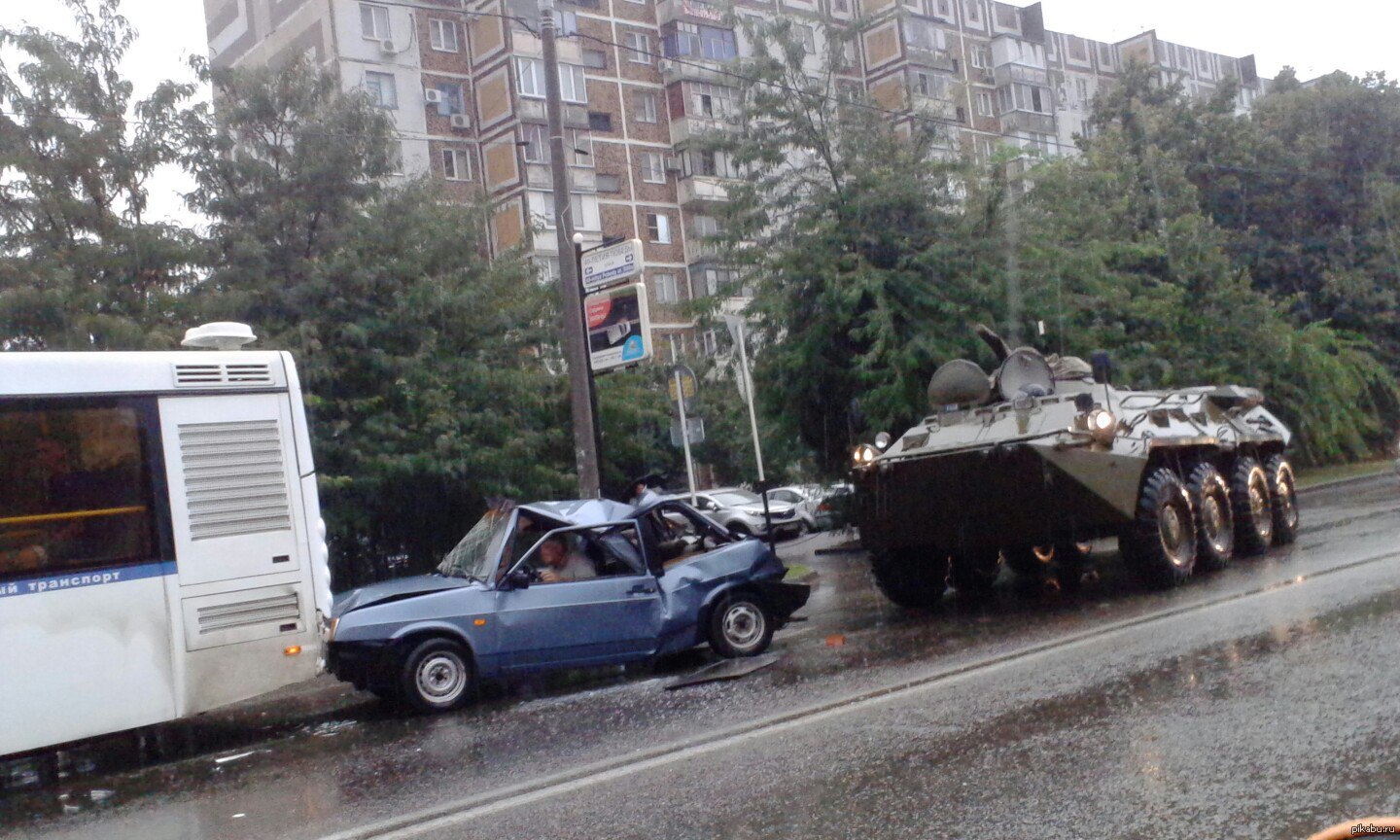 В Краснодаре столкнулись легковушка и бтр | Пикабу