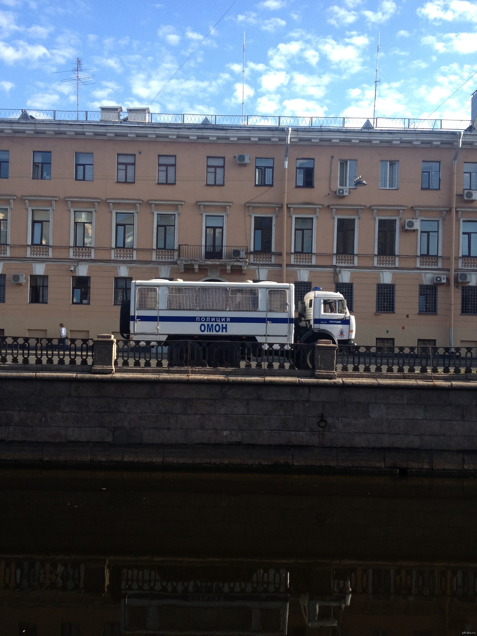 Почему милицию везде заменили надписью полиция а ОМОН не переименовали? |  Пикабу