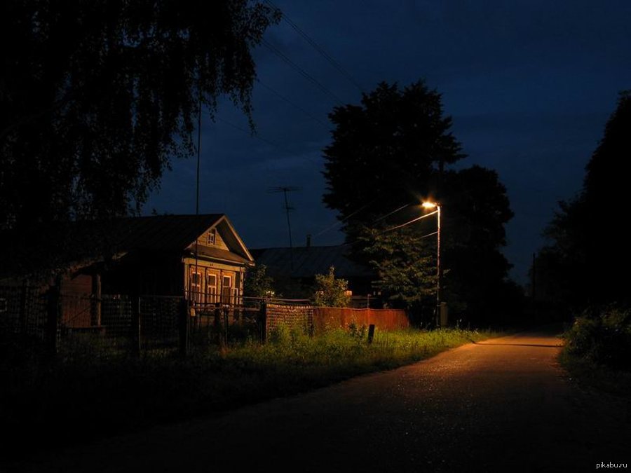 Ночь в деревне фото. Ночь в деревне. Ночная деревня. Дом в деревне ночью. Дерево ночью.