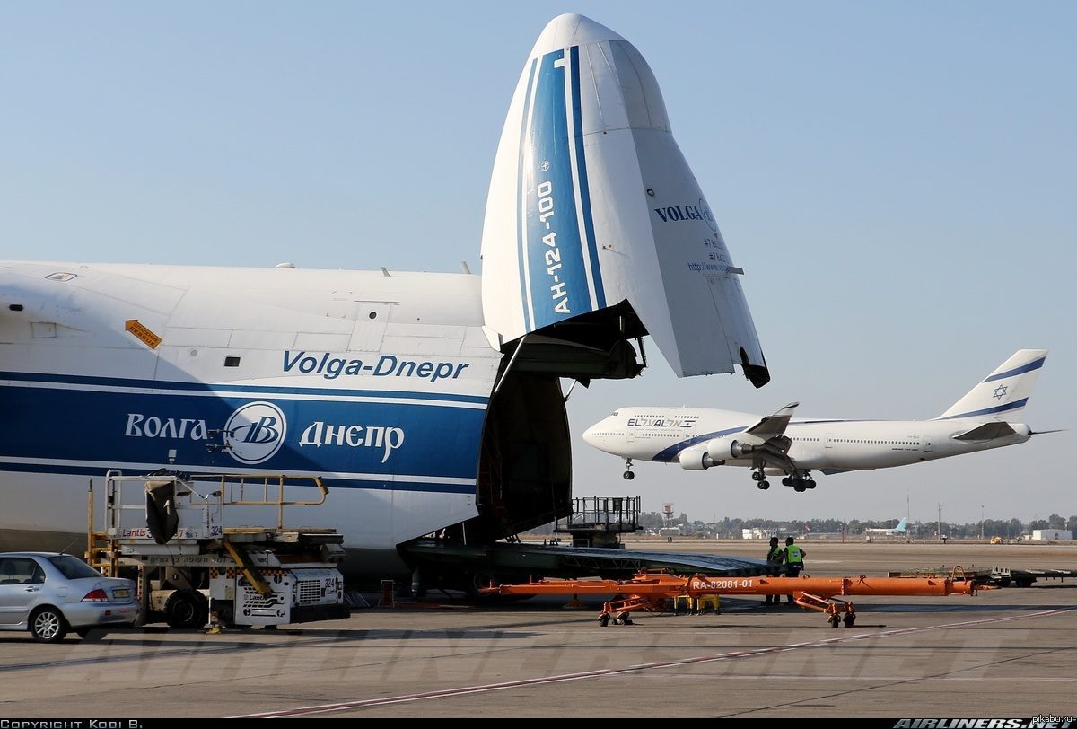 Самолет рядом. АН-124 Руслан Airbus a380. АН 124 И Боинг 747. Боинг 747 и Руслан. Самолет Руслан АН 124 И Boeing 737.