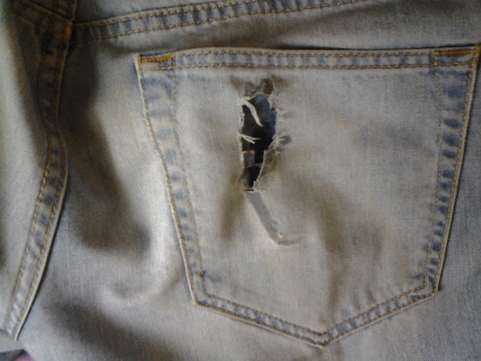 Отверстие кармана. Задние карманы на джинсах. Починка джинсов карманы. Задние карманы на мужских джинсах. Дырка в кармане.