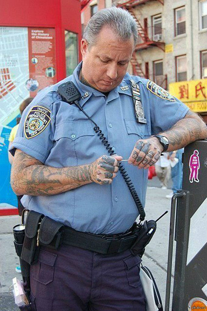 Что ты фраер сдал назад слова. Американские полицейские с татуировками. Милиционер в наколках. Полиция Америки. Татуировки ментов.