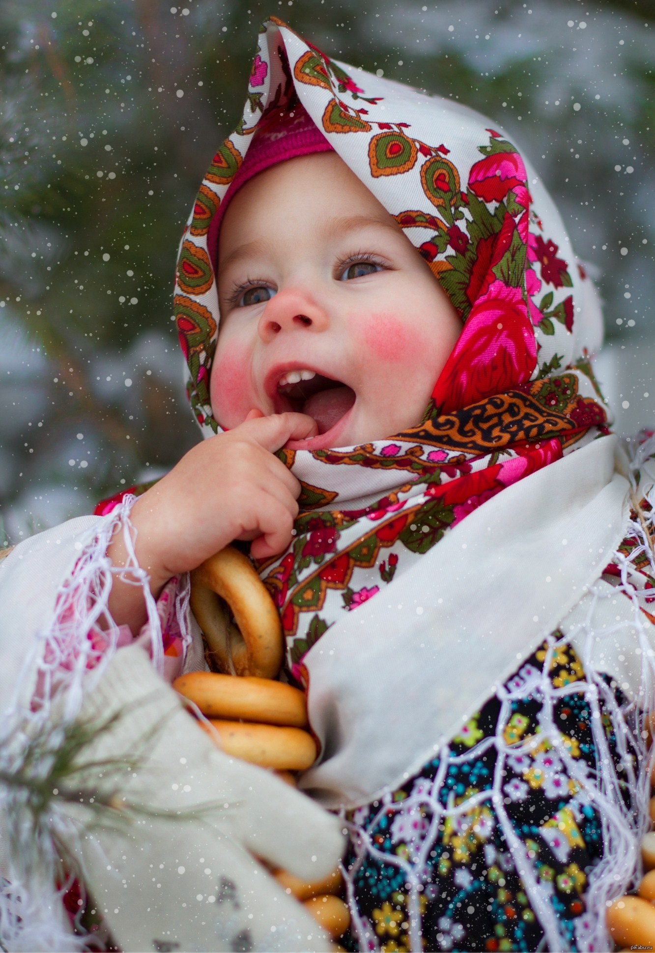 Маленькие русские красавицы. Маленькая девочка в платке. Девочка в платке зимой. Девочка в русском платке. Дети зимой.