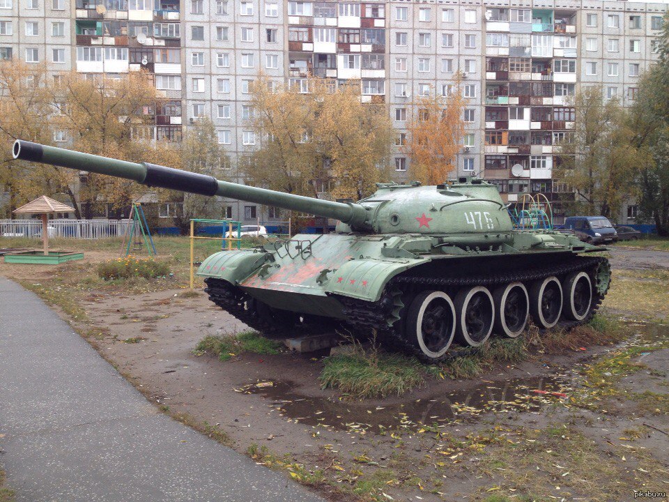 Купить танк в омске. Т-62 Омск. Т34 в Омске во дворе. Танк во дворе Омска. Т62 танк на Украине.