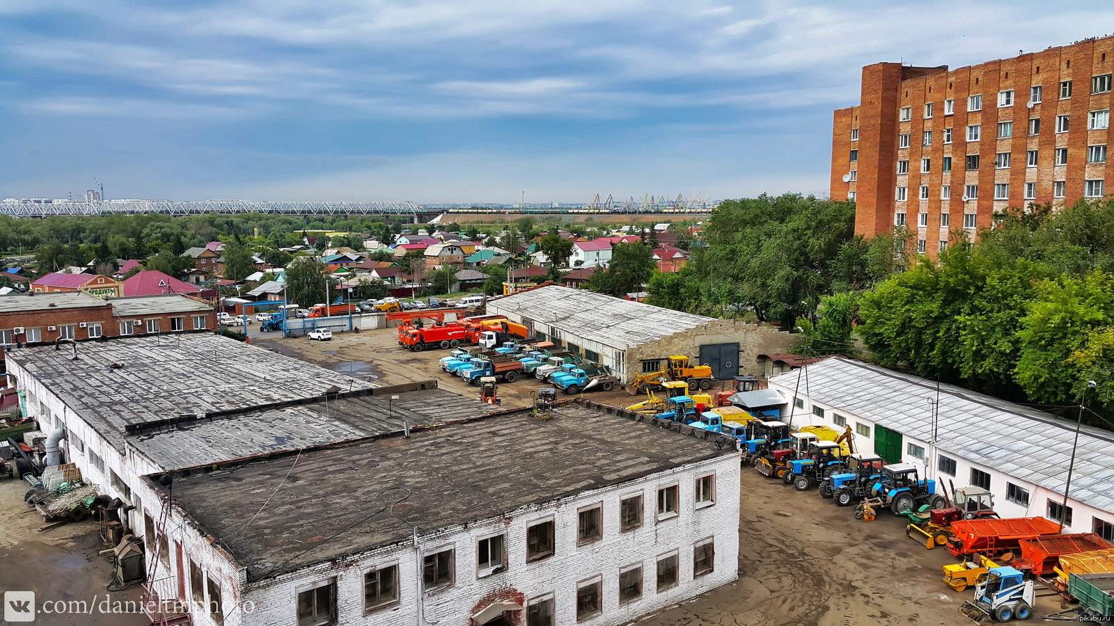 Фото автобазы. Автобаза Ильинское Москва. Грузовая автобаза. Строительная автобаза. Автобаза строительной техники.