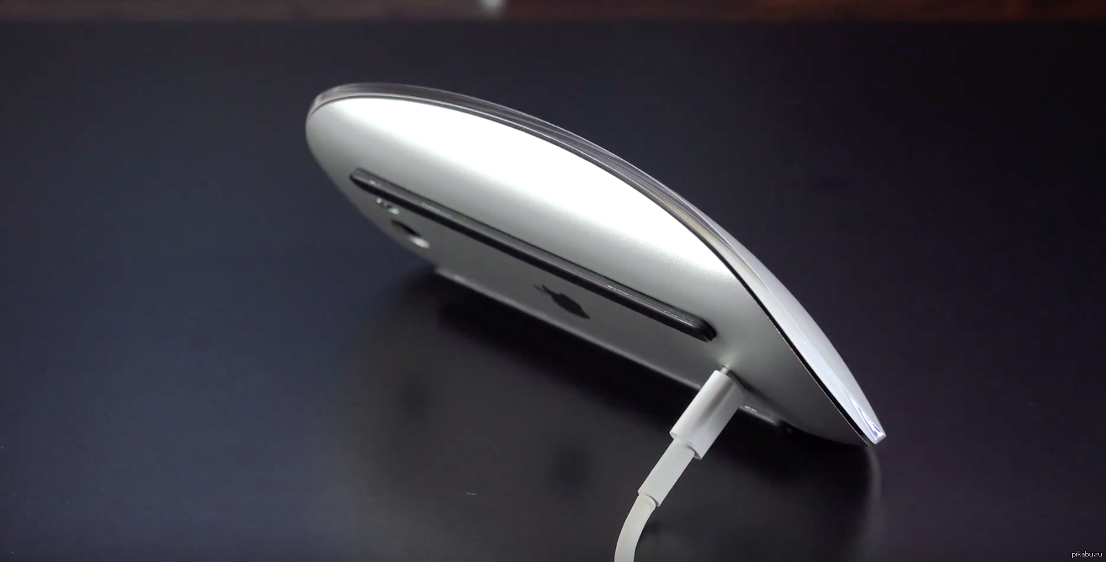 Mouse 2. Apple Magic Mouse 2 зарядка. Мэджик Маус на зарядке. Мышка эпл на зарядке. Мышь Magic Mouse 2.