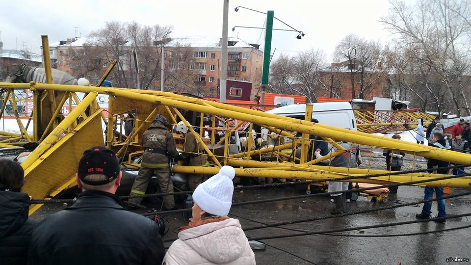 Жесть омск. Упал кран в Омске на Жукова. Упал кран на ул Жукова в Омске. Падение башенного крана на улице Жукова. Падение башенного крана на улице Жукова арт.