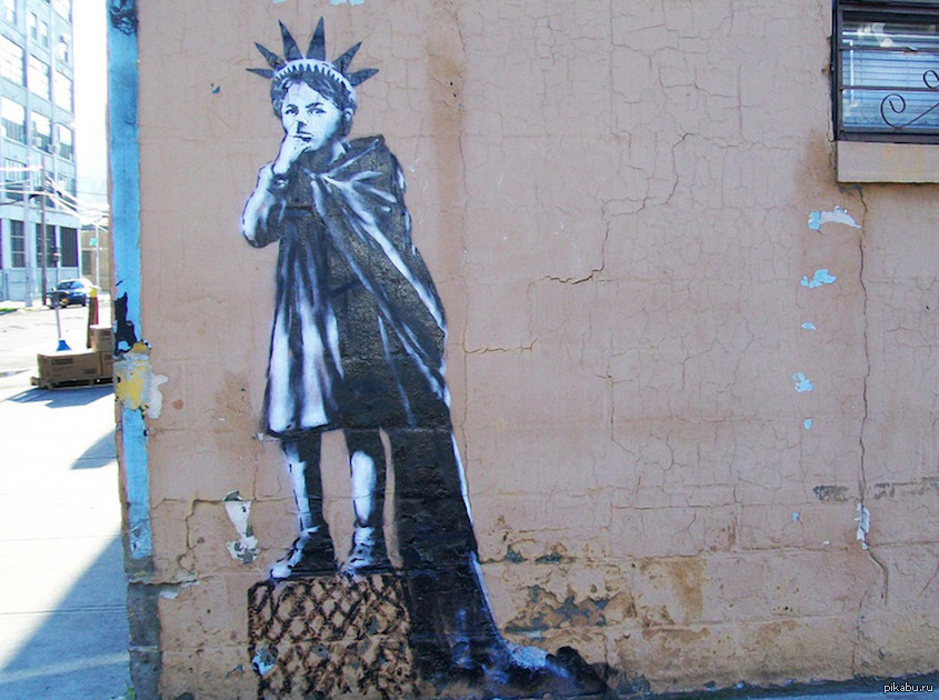 в начале двухтысячных годов уличный художник бэнкси. Street art banksy. британский художник бэнкси. в начале двухтысячных годов уличный художник бэнкси. бэнкси художник королева.