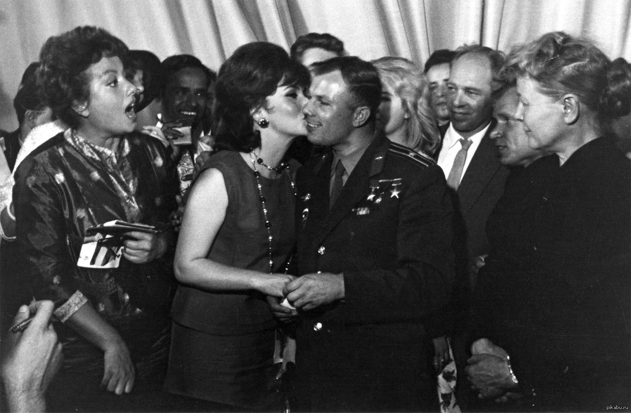 Гагарин и джина лоллобриджида. Джина Лоллобриджида целует Юрия Гагарина, 1961 г. Джина Лоллобриджида целует Юрия Гагарина.
