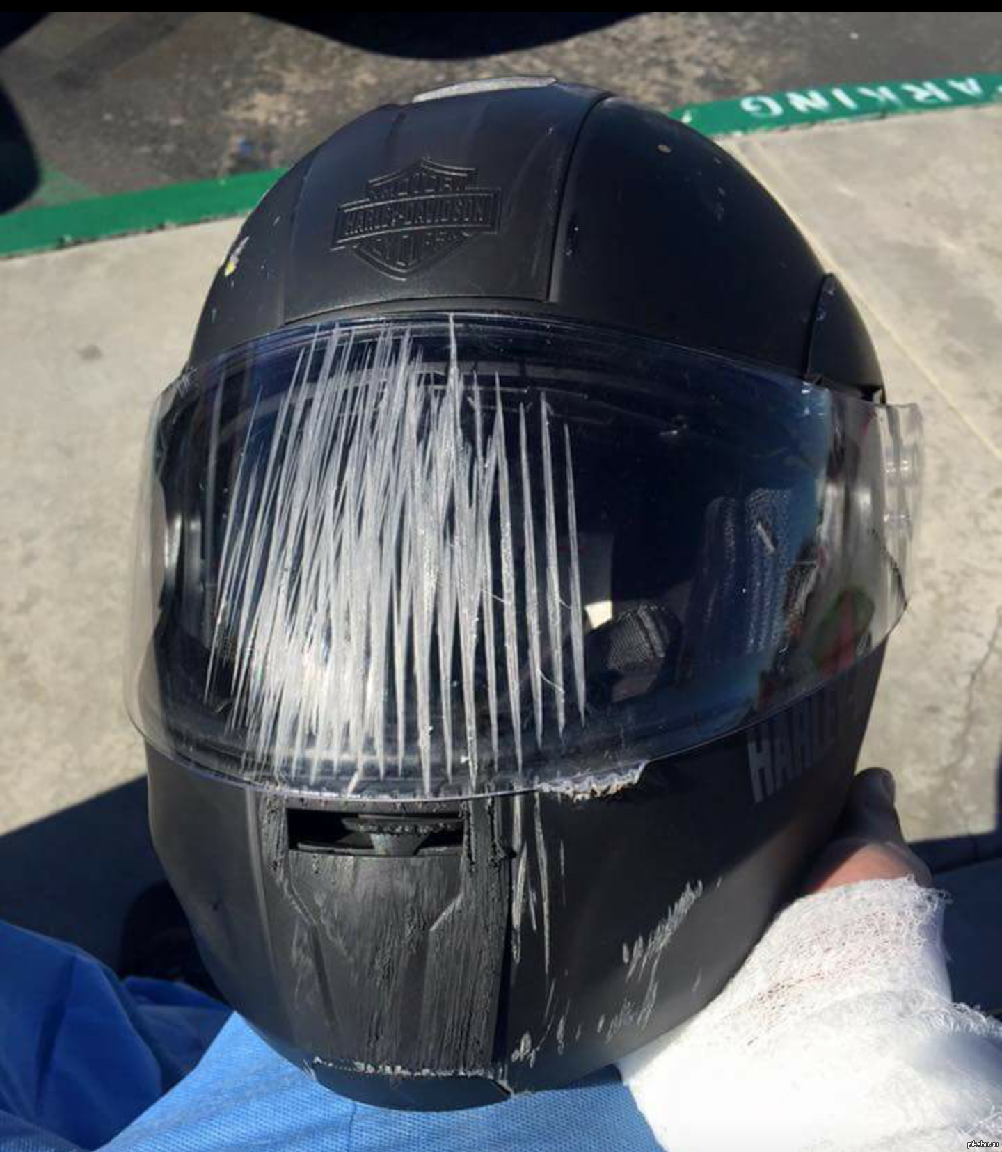 Царапина на мотоцикле. Разбитый шлем. Разбитый мотошлем. Стертый мотошлем. Шлем после аварии мотоциклетный.