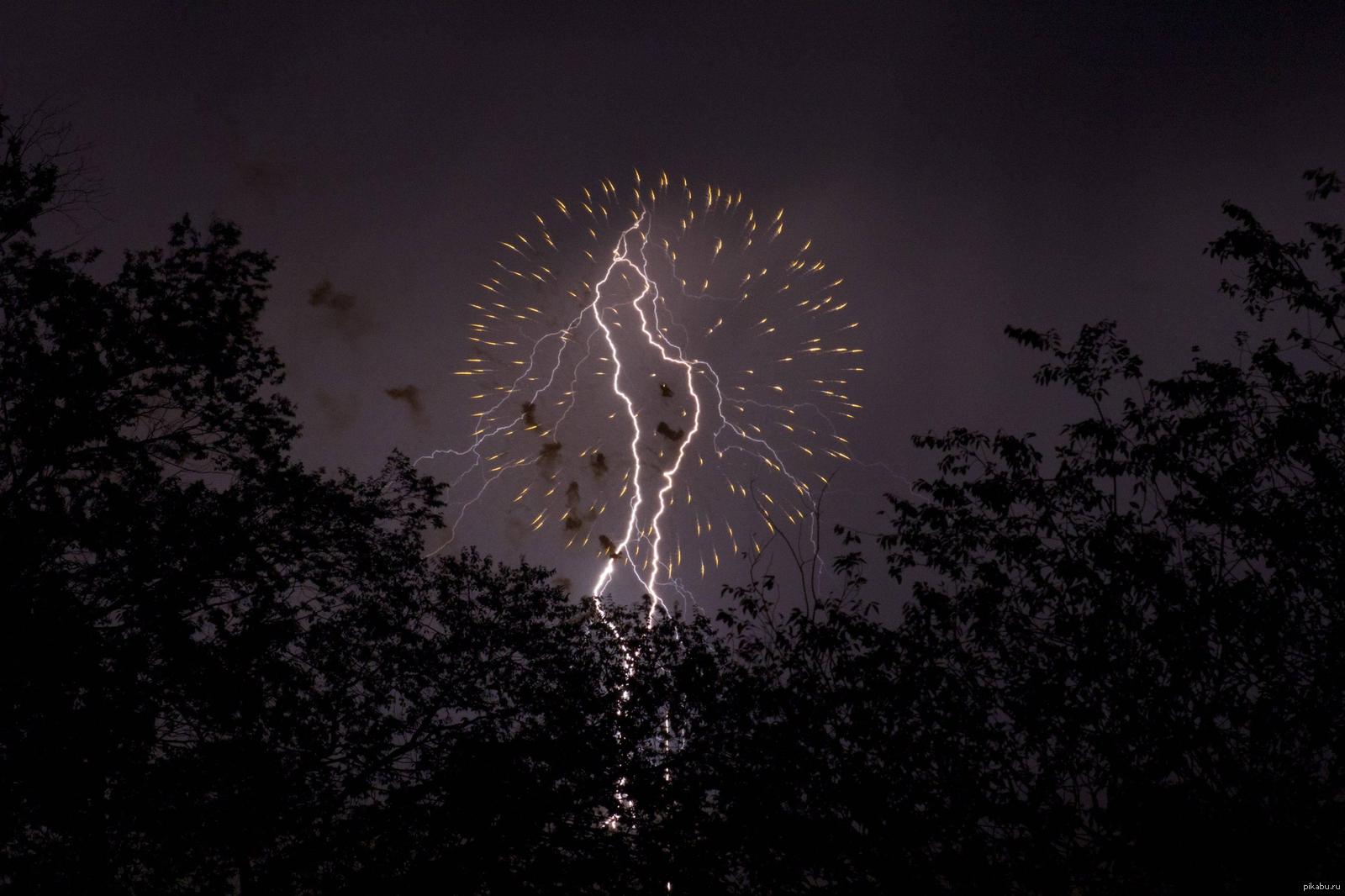 Perfect timing 2. Салют молния. Жемчужная молния. Жемчужная молния фото. Салют в виде молнии.