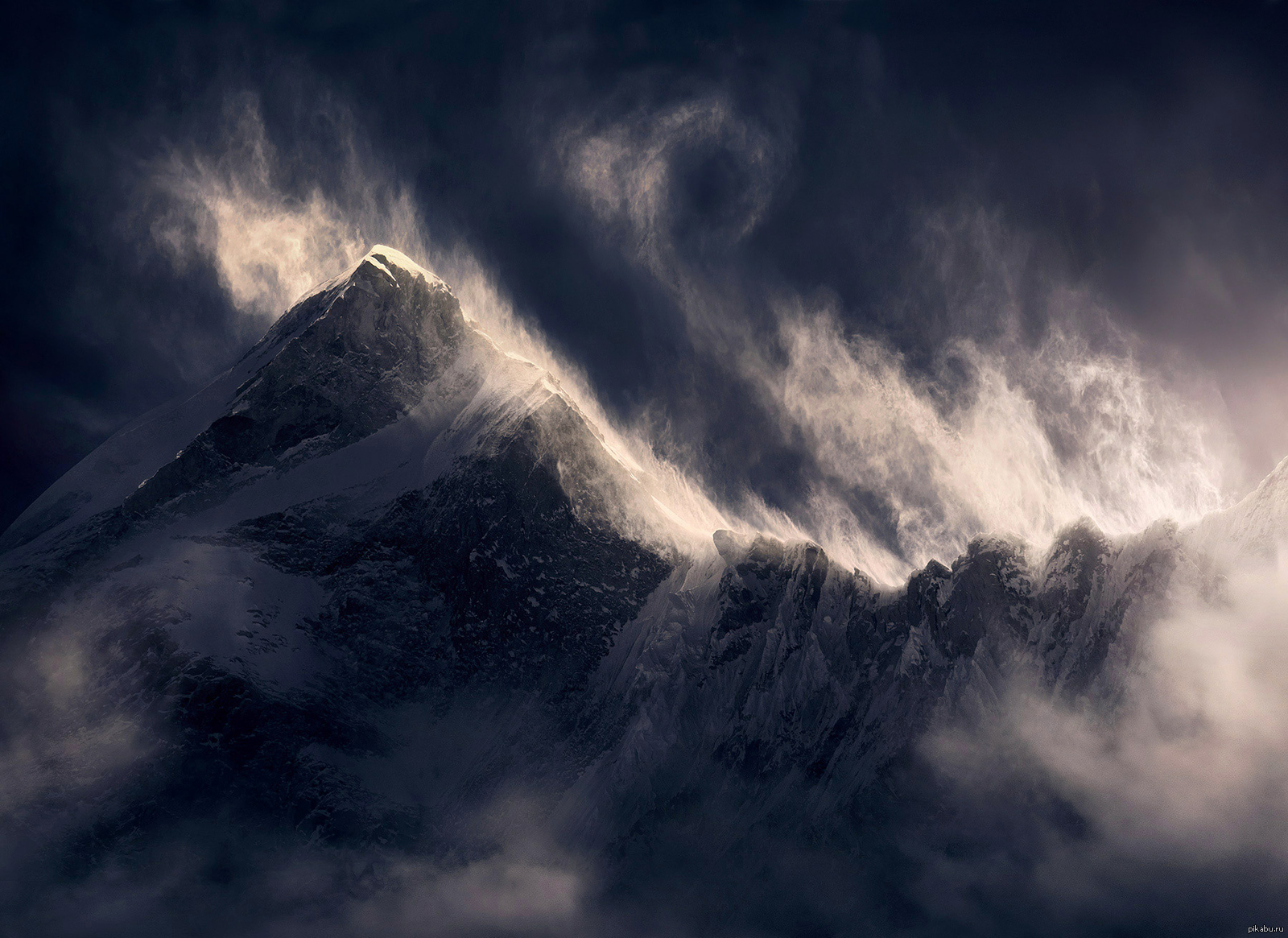Буран в гору. Тибет Эверест Гималаи. Гималаи буря. Снежная буря в горах. Буря тучи горы.