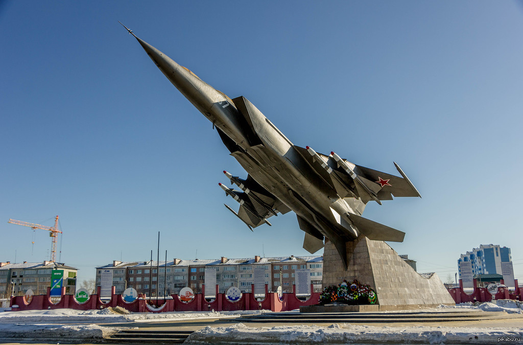 Югорск. Югорск самолет памятник. Югорск миг 25. Мемориал защитникам Отечества в Югорске. Самолет Югорск миг.