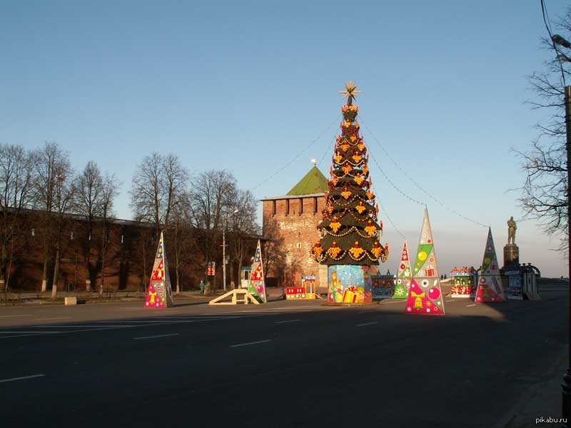 Новогодние елки нижний. Новогодняя елка в Нижнем Новгороде на площади Минина и Пожарского. Площадь Минина и Пожарского Нижний Новгород елка. Елка площадь Минина. Новогодняя елка на площади Минина Нижний Новгород.