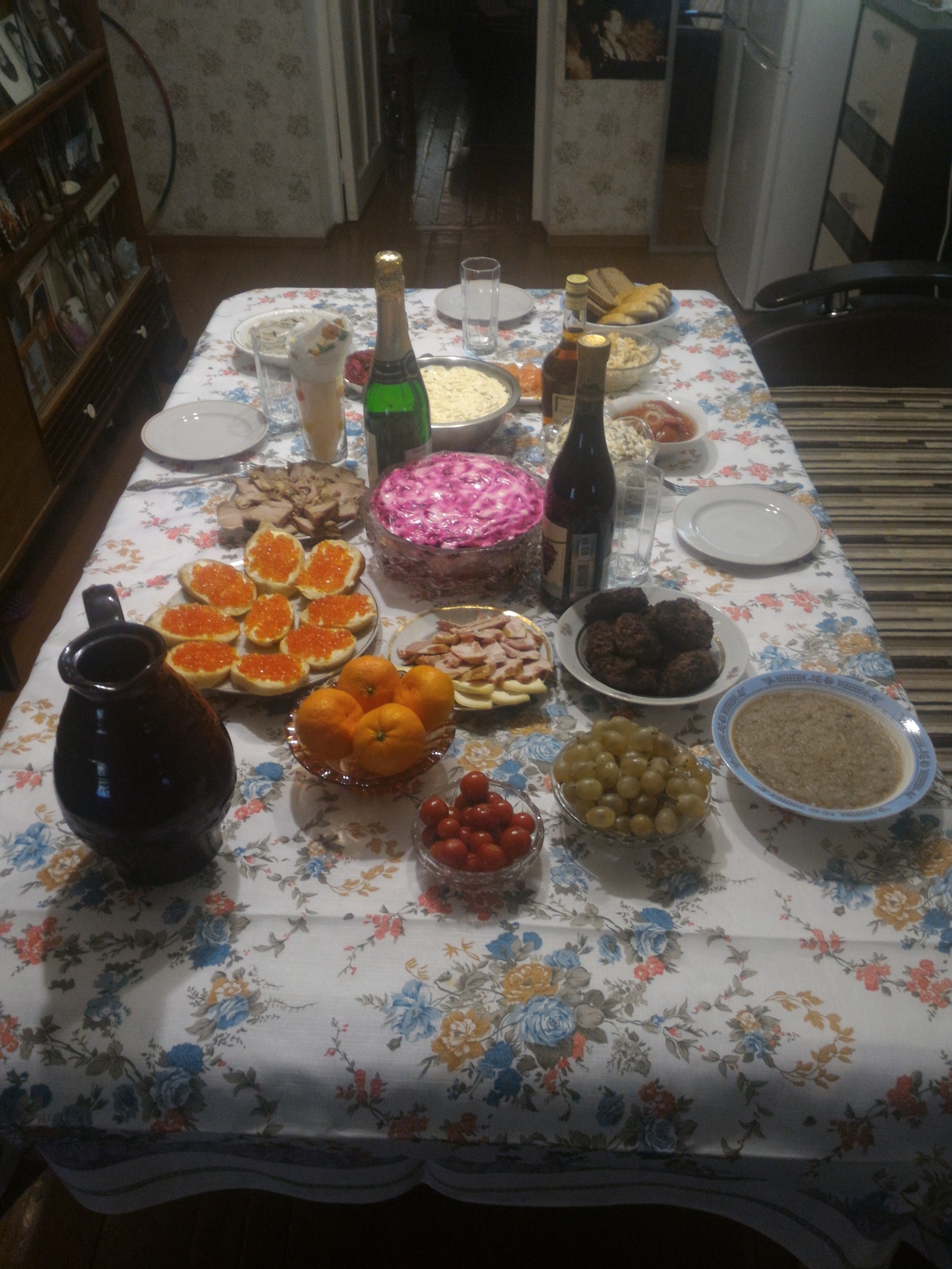 Накрытый стол с едой и алкоголем дома