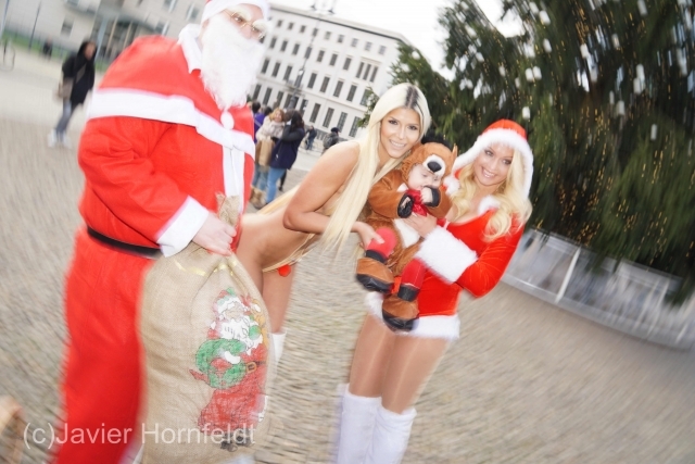 Micaela Schaefer nude on Christmas Eve in front of the Brandenburg Gate - NSFW, Girls, Strawberry, Christmas, Longpost