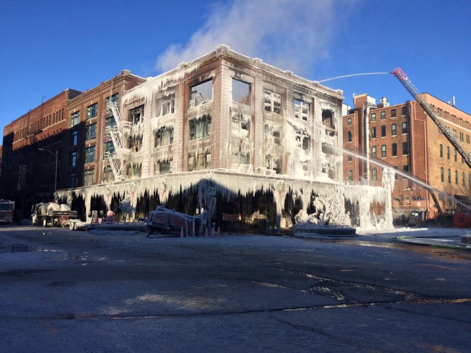 Последствия тушения пожара при минусовой температуре | Пикабу