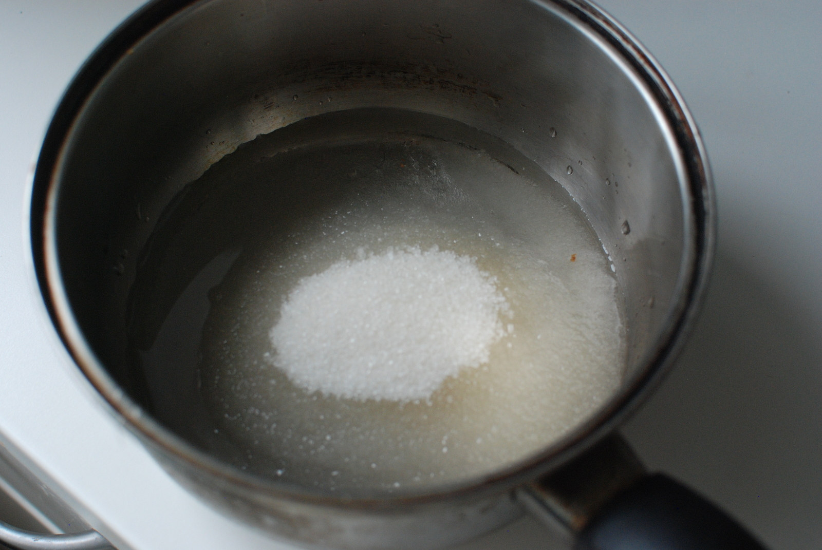 В горячей воде сахар растворяется быстрее. Сахар в кастрюле. Сахарная вода. Сахар в воде. Кастрюля с водой.