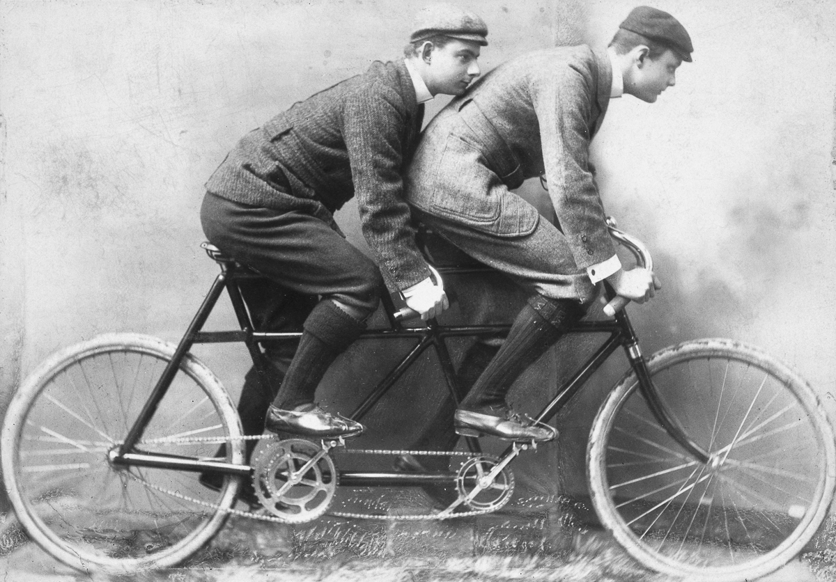 Самую первую включи. Бицикл 19 века. Велосипед Тандем 19 века. Старинный велосипед 19 века. Велосипеды прошлого.