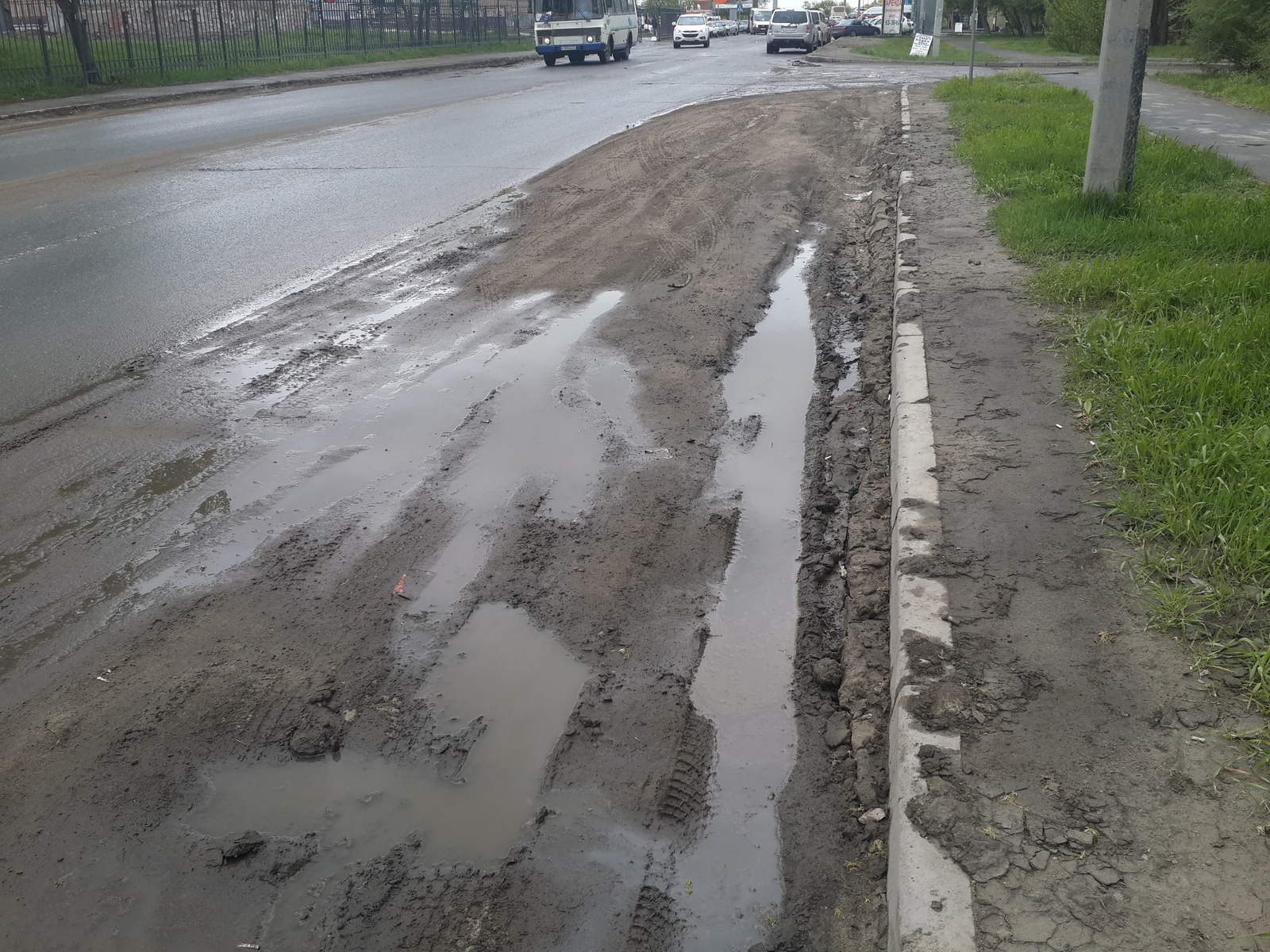 Будут ли ремонтировать дороги. Залатанные дороги. Залатанная дорога. Коротко о том как ремонтируют дороги в России. Как в Моем городе чинят дороги.
