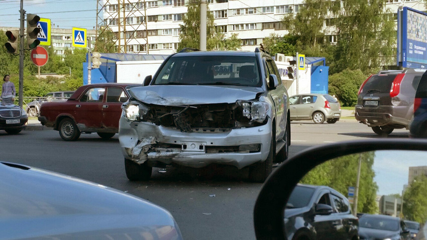 Minibus overturned in St. Petersburg 05/26/2016 - Road accident, Crash, On red, rollover accident, Saint Petersburg, Video, Longpost