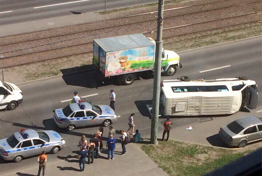 Minibus overturned in St. Petersburg 05/26/2016 - Road accident, Crash, On red, rollover accident, Saint Petersburg, Video, Longpost