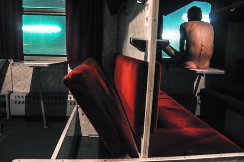 голый парень в купе поезда