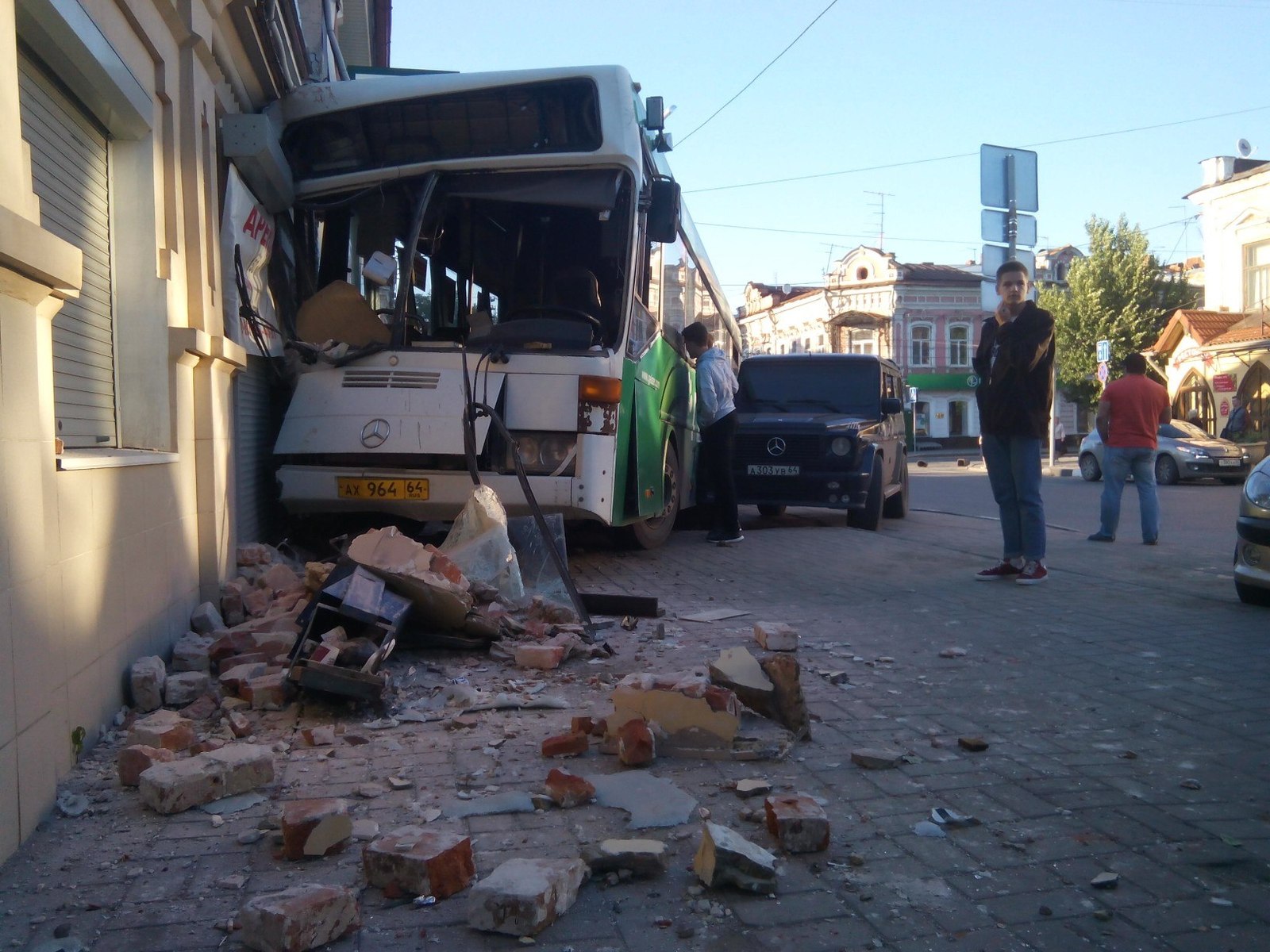 В Саратове пешеход выпрыгнул перед автобусом на красный | Пикабу